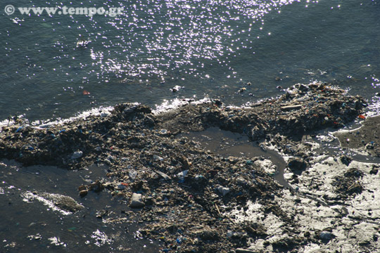 Η παραλία του Σχοινιά θαμμένη κυριολεκτικά στα σκουπίδια...